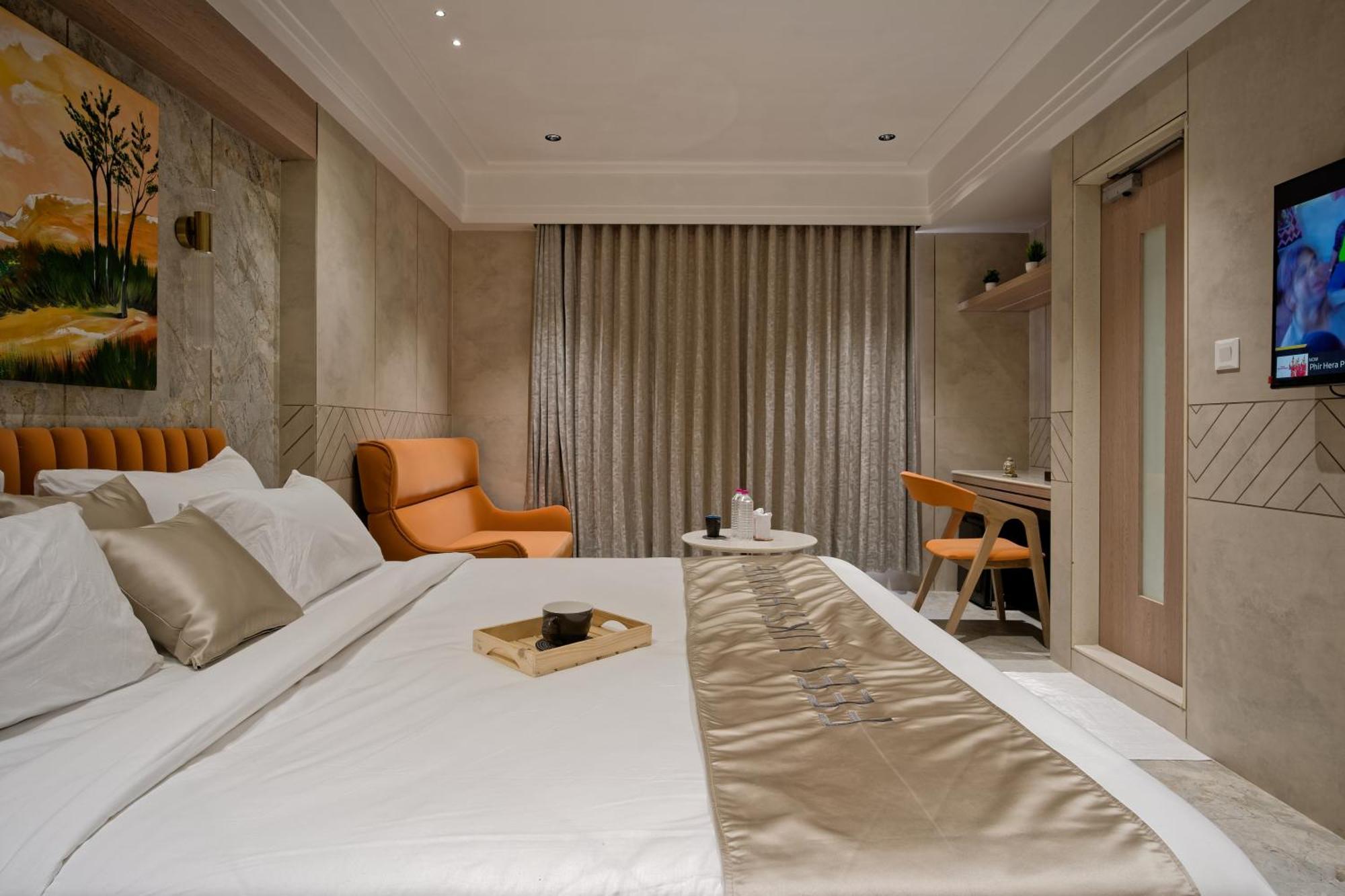 Golden Plaza Hotel Ахмедабад Екстериор снимка