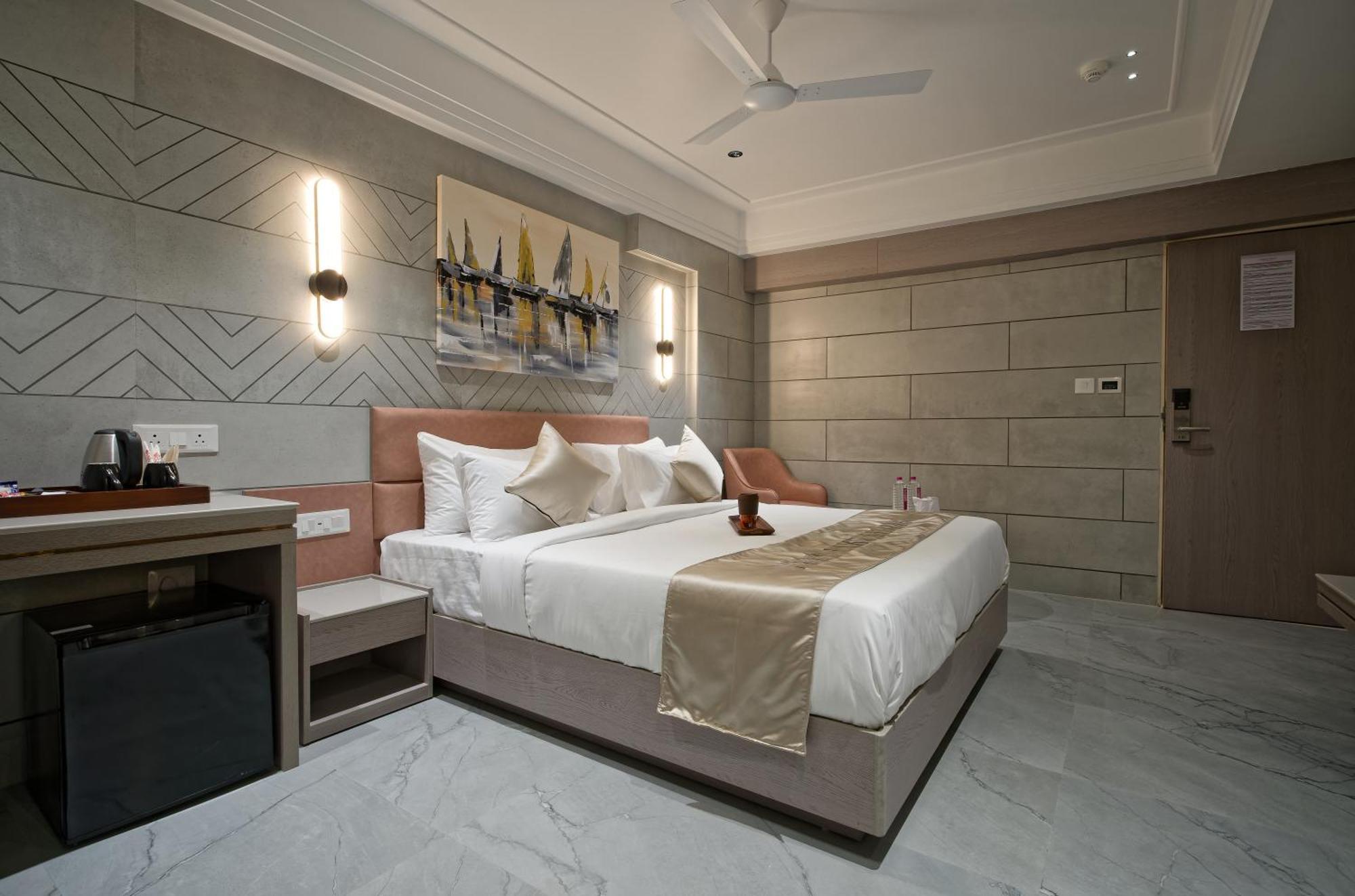 Golden Plaza Hotel Ахмедабад Екстериор снимка