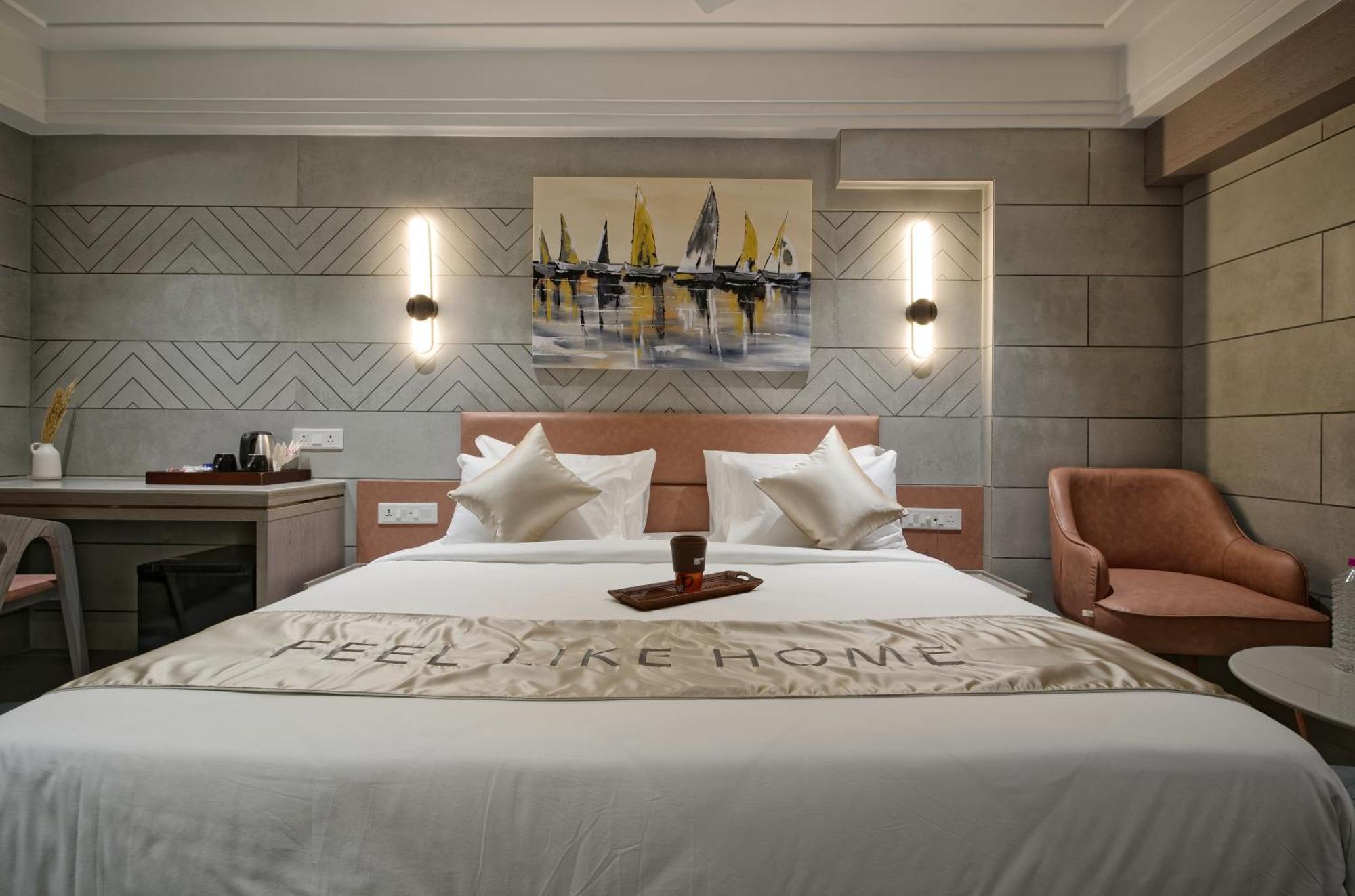 Golden Plaza Hotel Ахмедабад Екстериор снимка