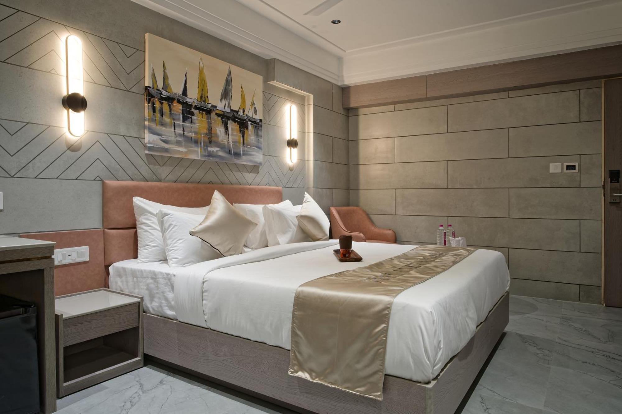 Golden Plaza Hotel Ахмедабад Екстериор снимка