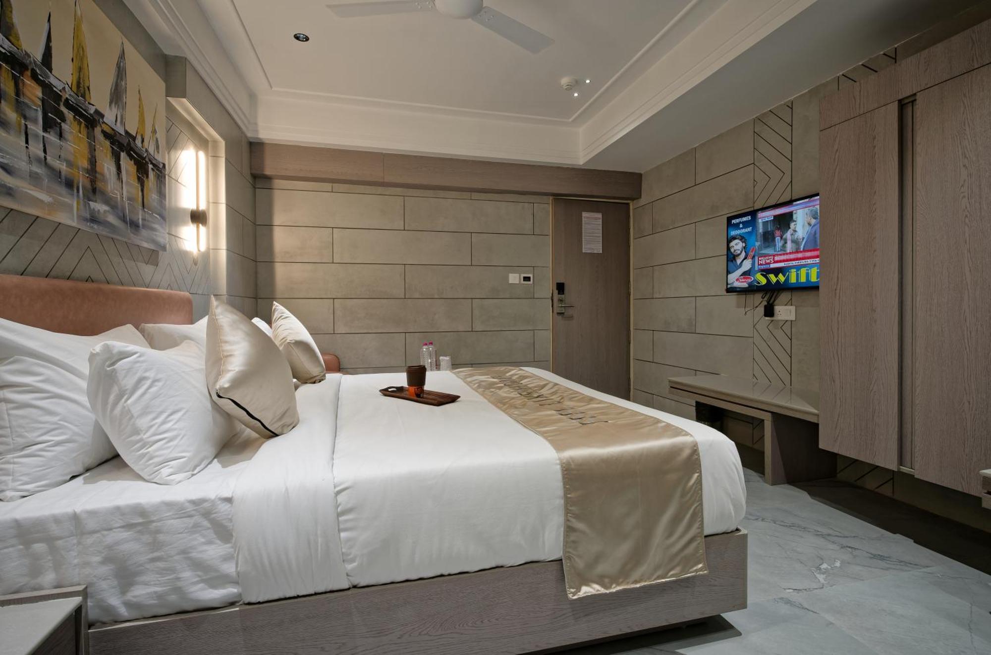 Golden Plaza Hotel Ахмедабад Екстериор снимка