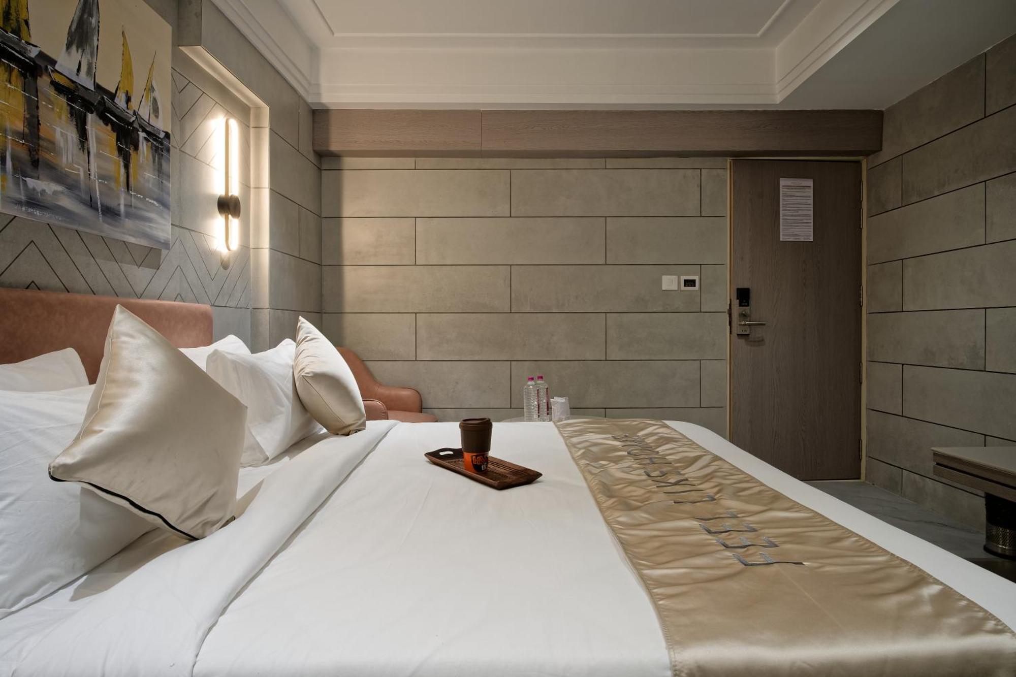 Golden Plaza Hotel Ахмедабад Екстериор снимка