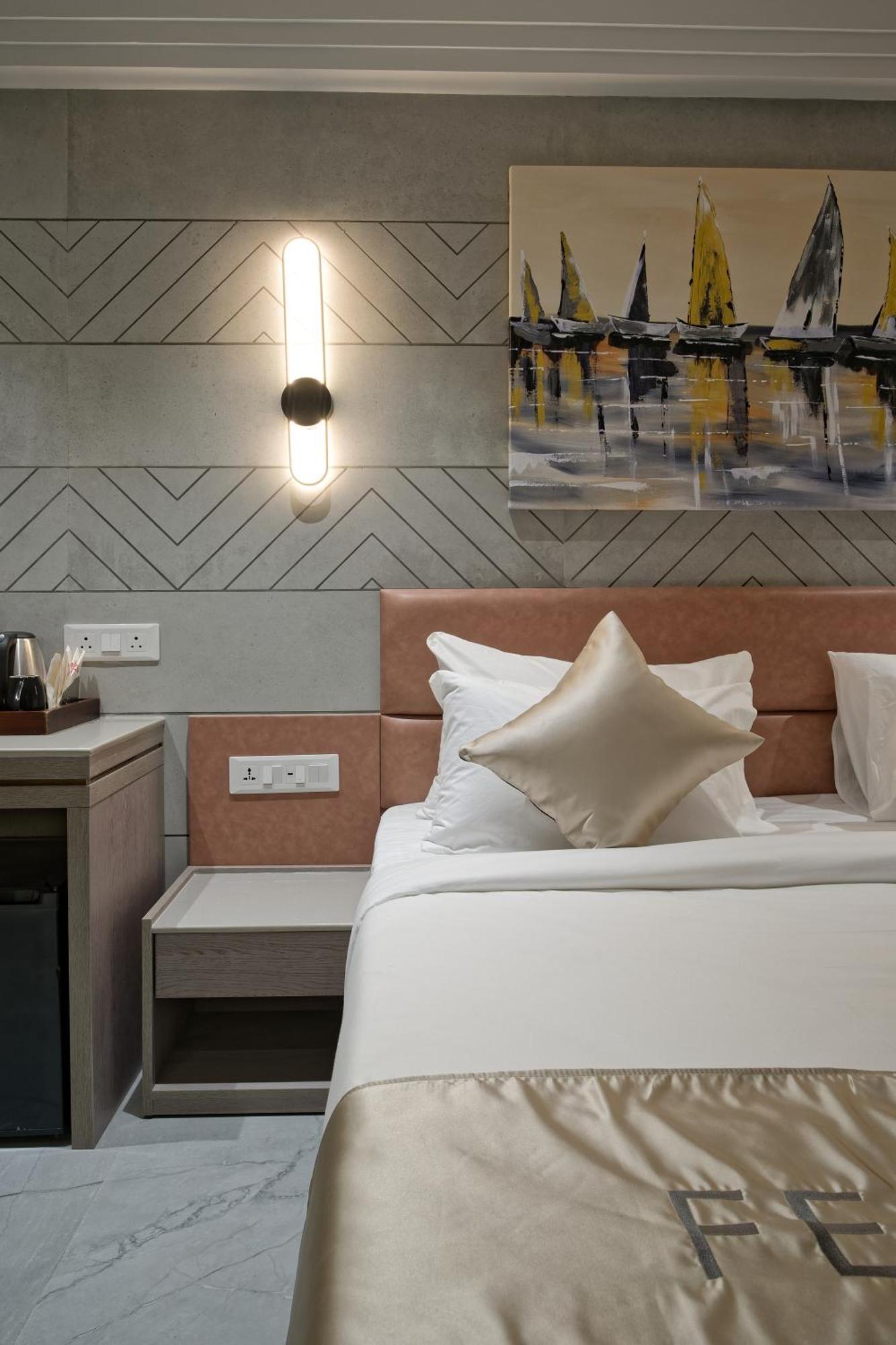 Golden Plaza Hotel Ахмедабад Екстериор снимка