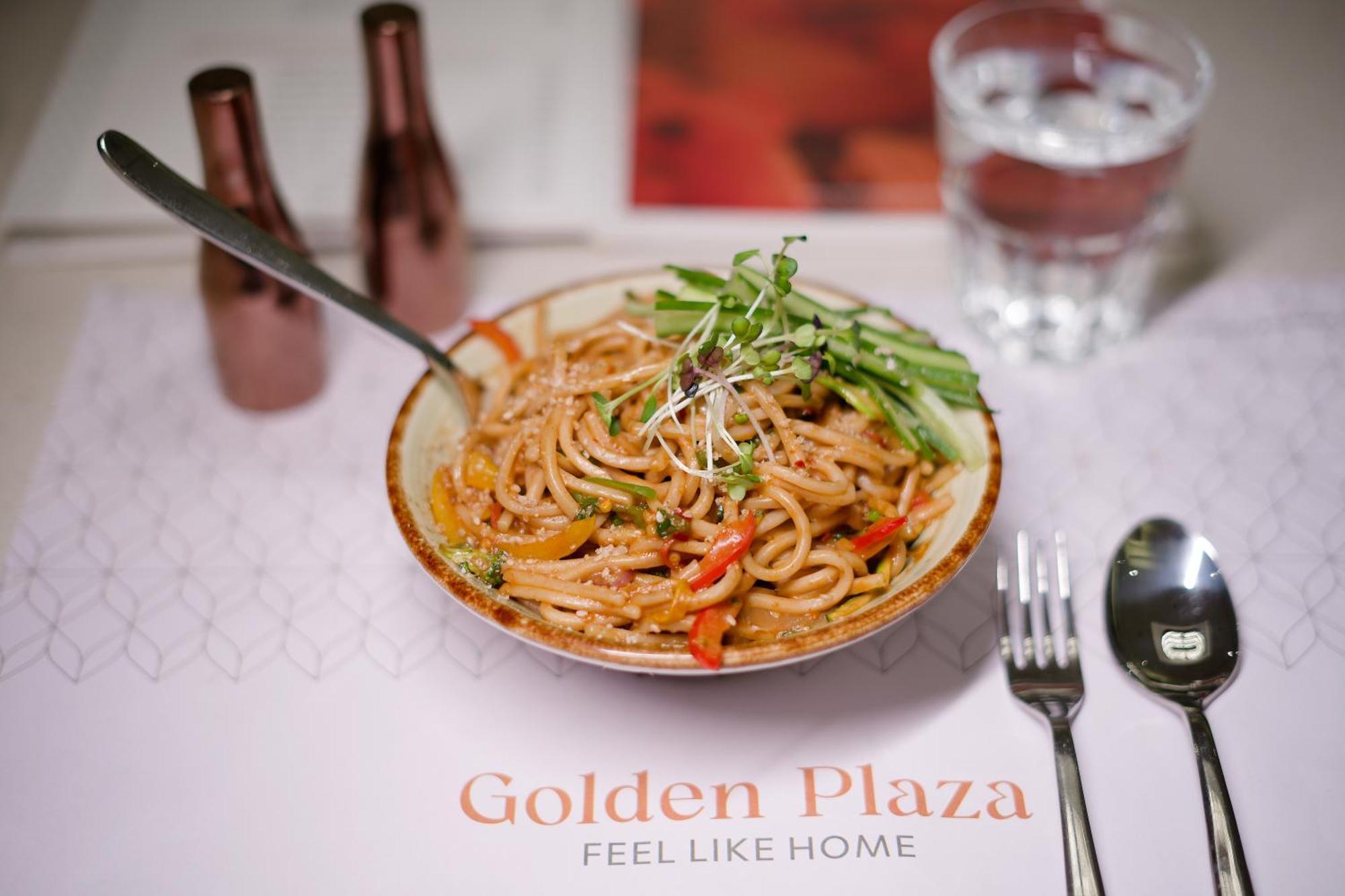 Golden Plaza Hotel Ахмедабад Екстериор снимка
