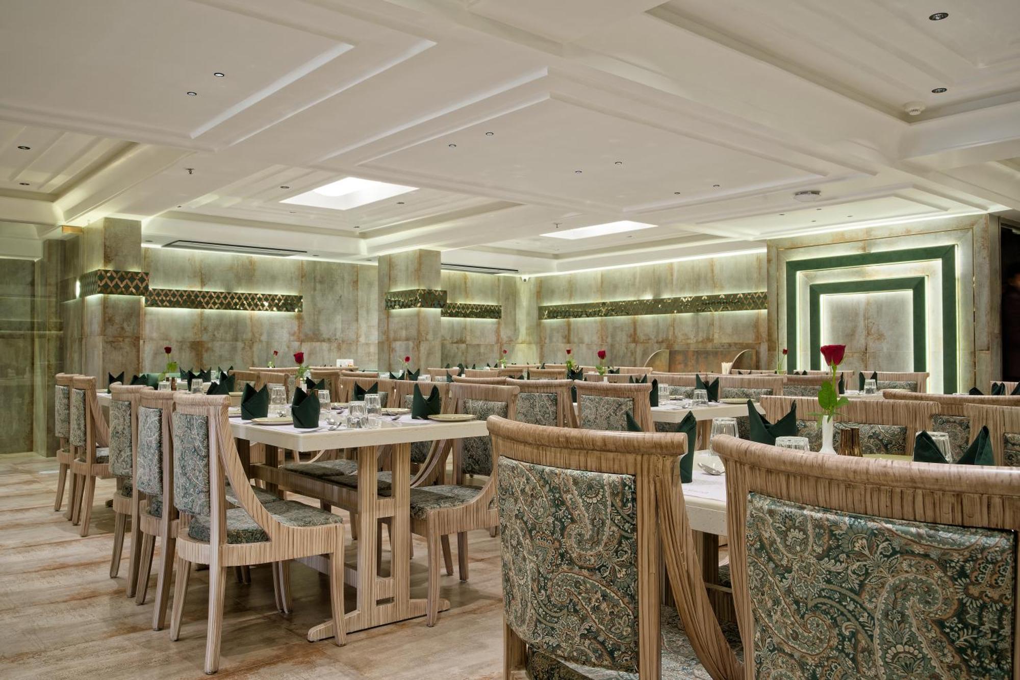 Golden Plaza Hotel Ахмедабад Екстериор снимка
