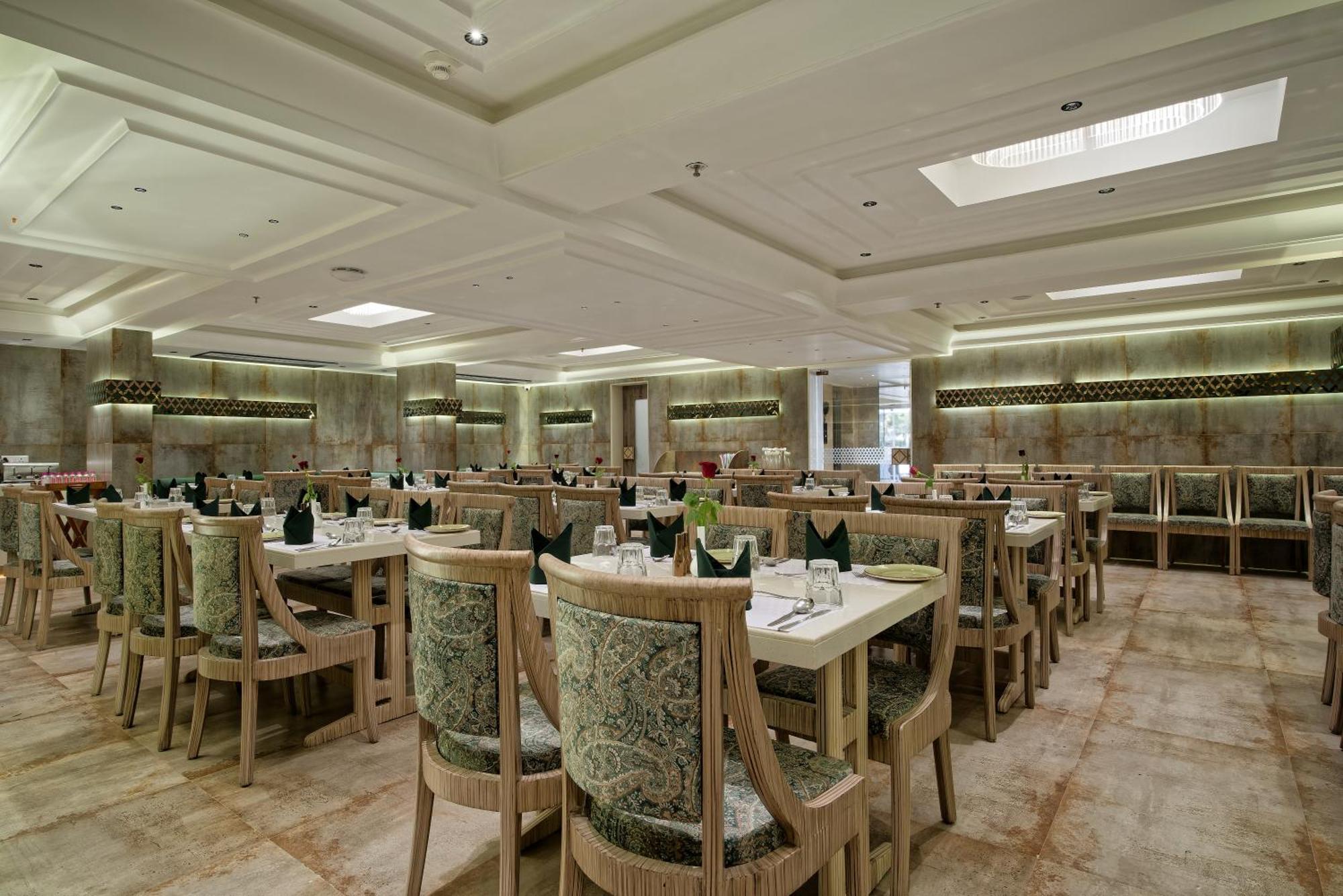 Golden Plaza Hotel Ахмедабад Екстериор снимка