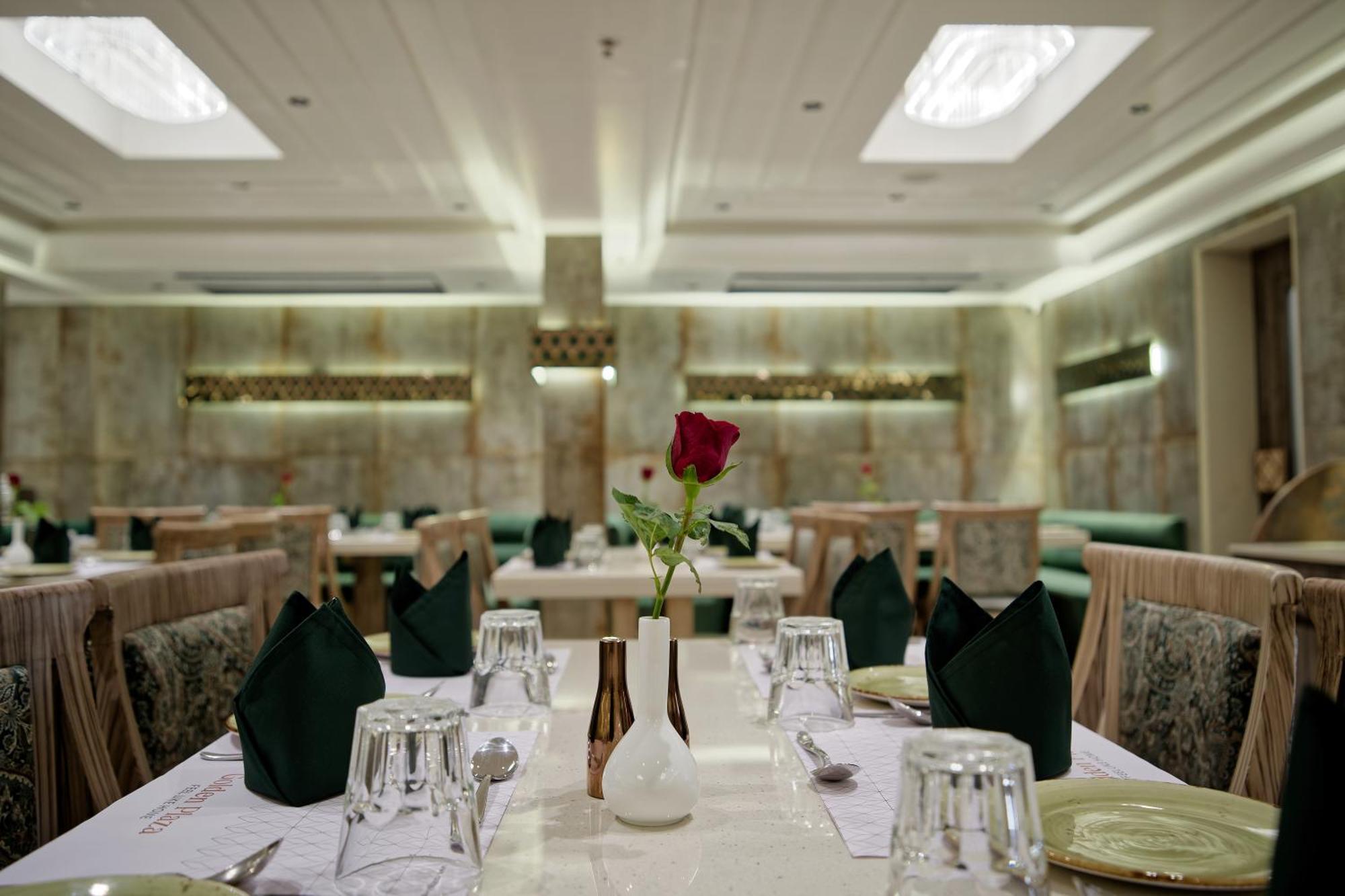 Golden Plaza Hotel Ахмедабад Екстериор снимка