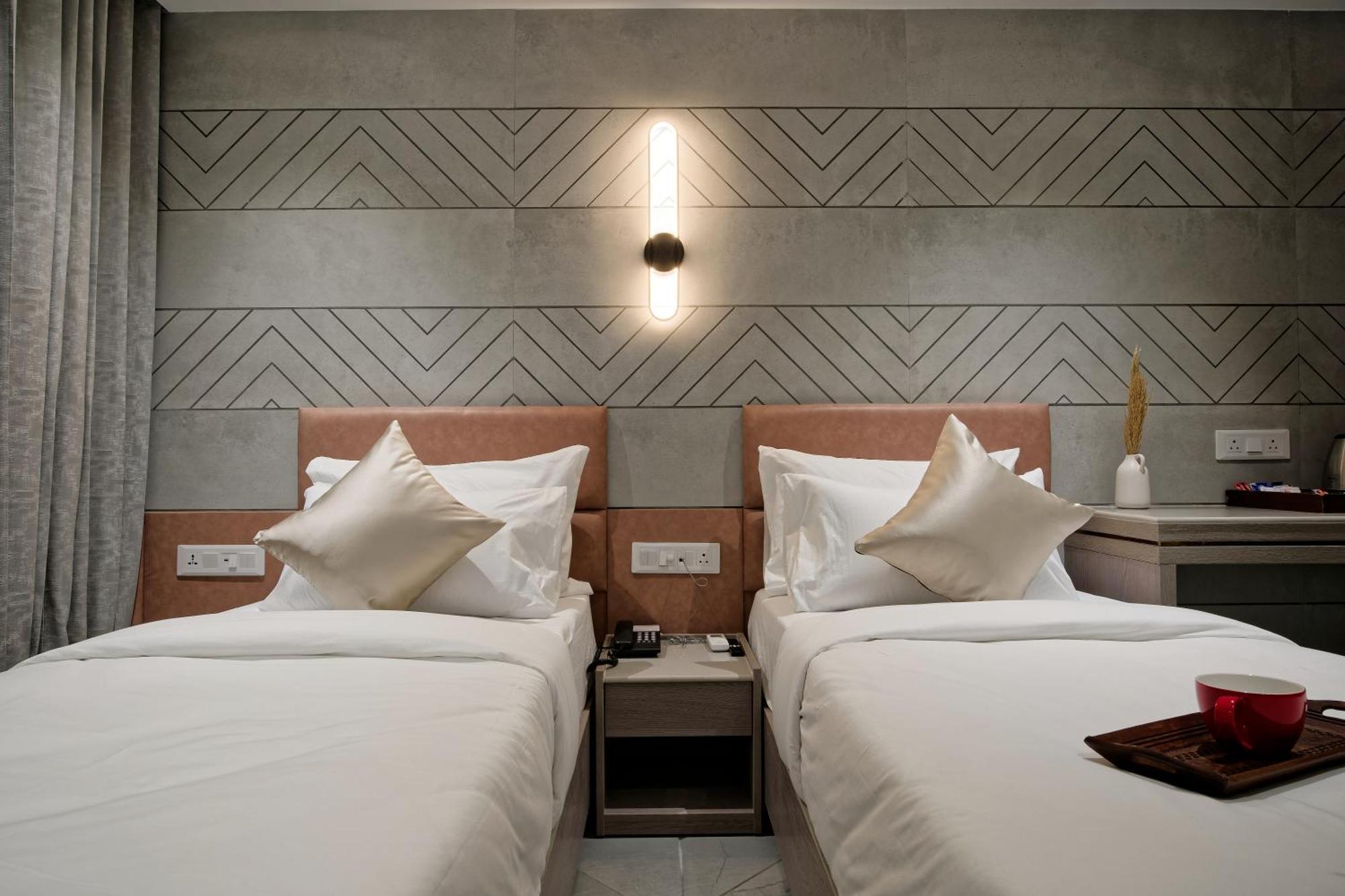 Golden Plaza Hotel Ахмедабад Екстериор снимка