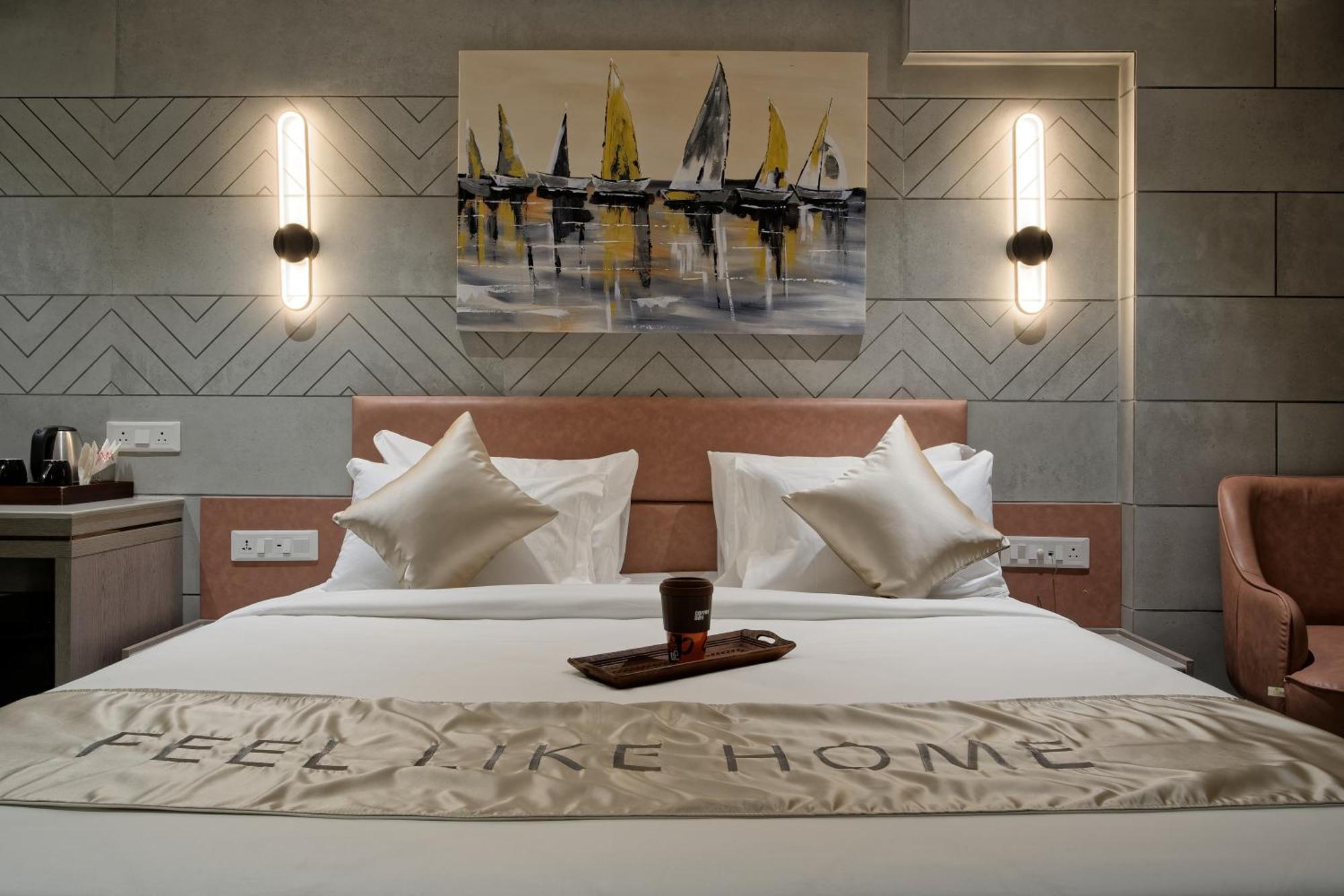Golden Plaza Hotel Ахмедабад Екстериор снимка