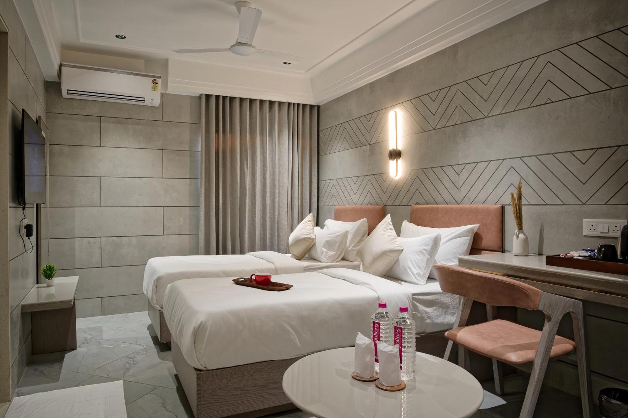 Golden Plaza Hotel Ахмедабад Екстериор снимка