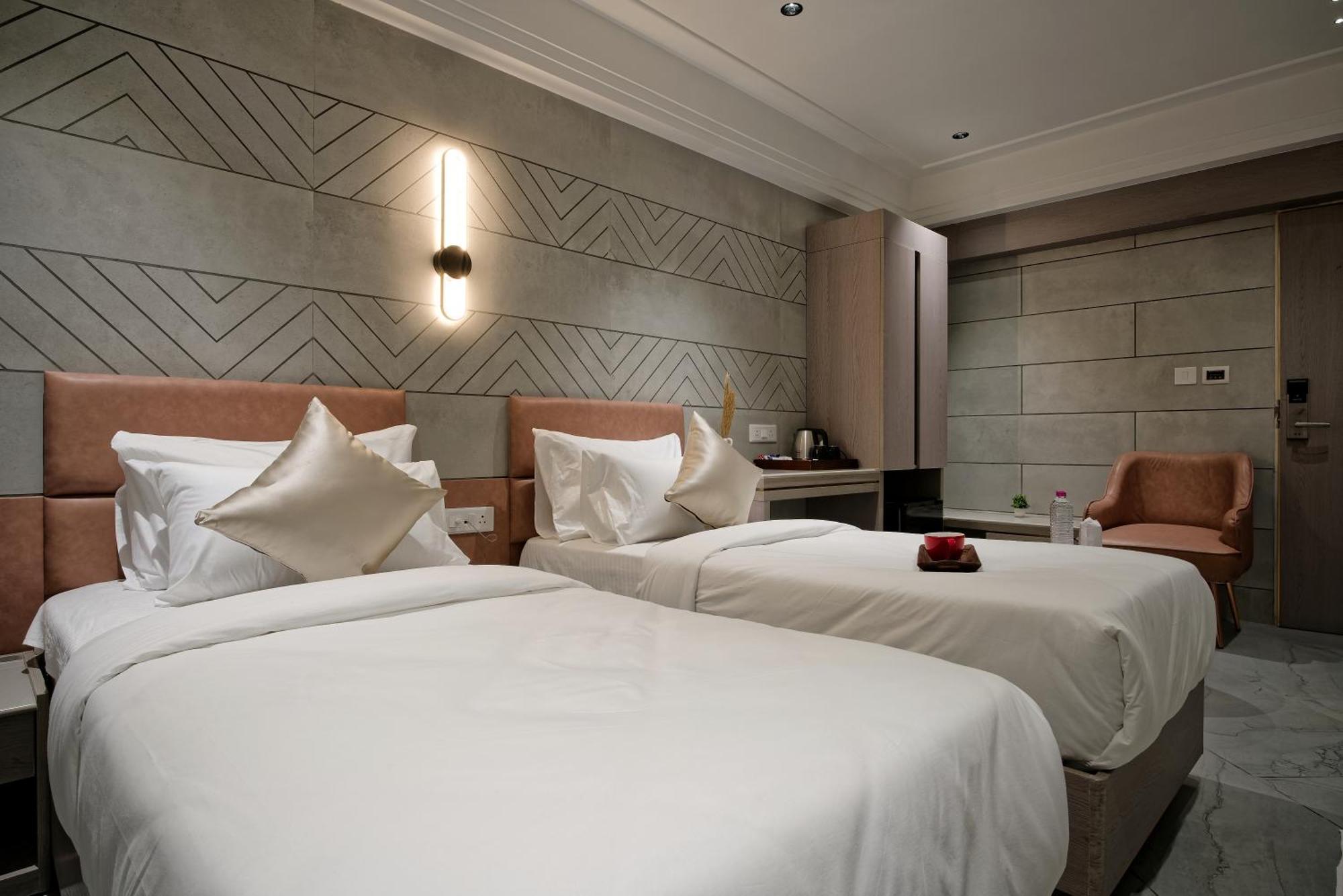Golden Plaza Hotel Ахмедабад Екстериор снимка