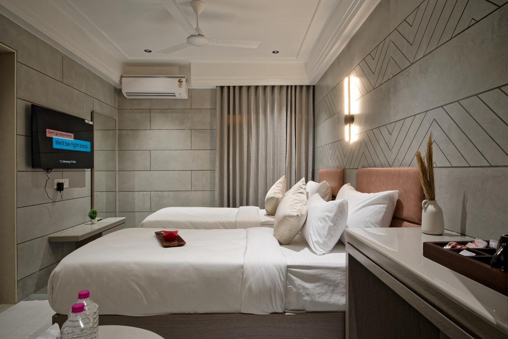 Golden Plaza Hotel Ахмедабад Екстериор снимка