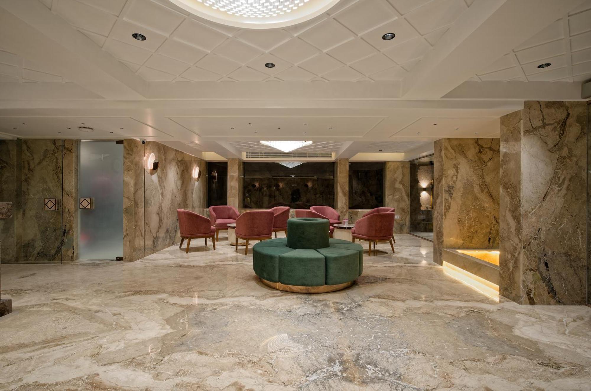Golden Plaza Hotel Ахмедабад Екстериор снимка