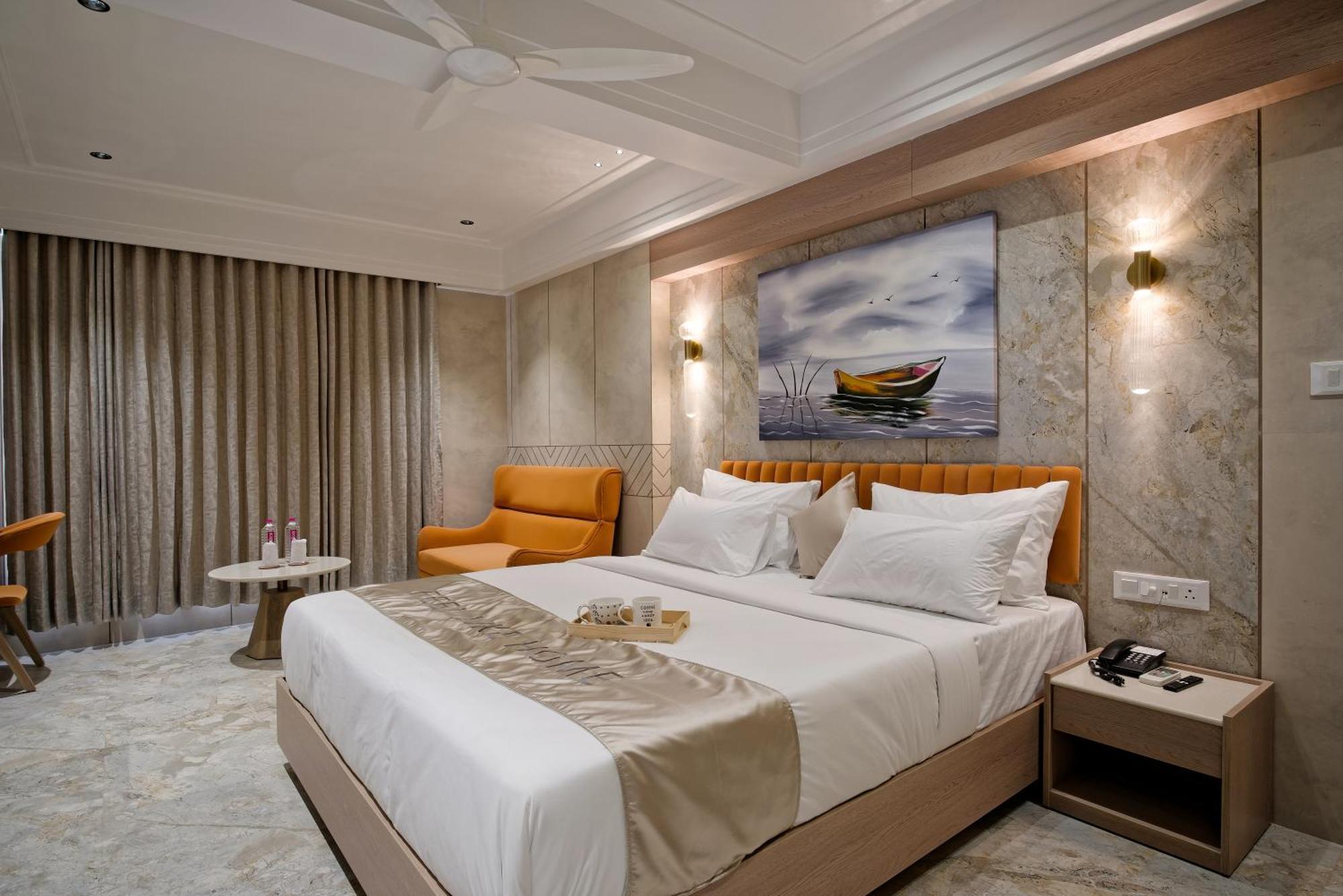Golden Plaza Hotel Ахмедабад Екстериор снимка