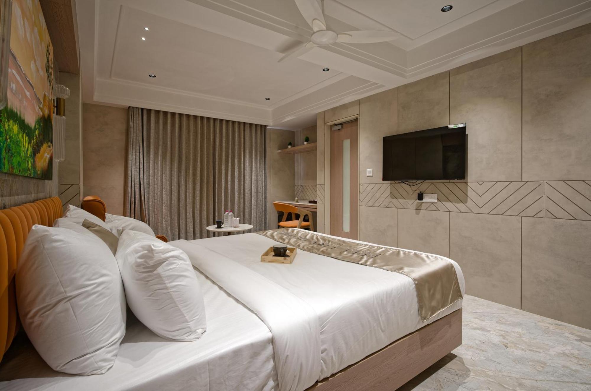 Golden Plaza Hotel Ахмедабад Екстериор снимка