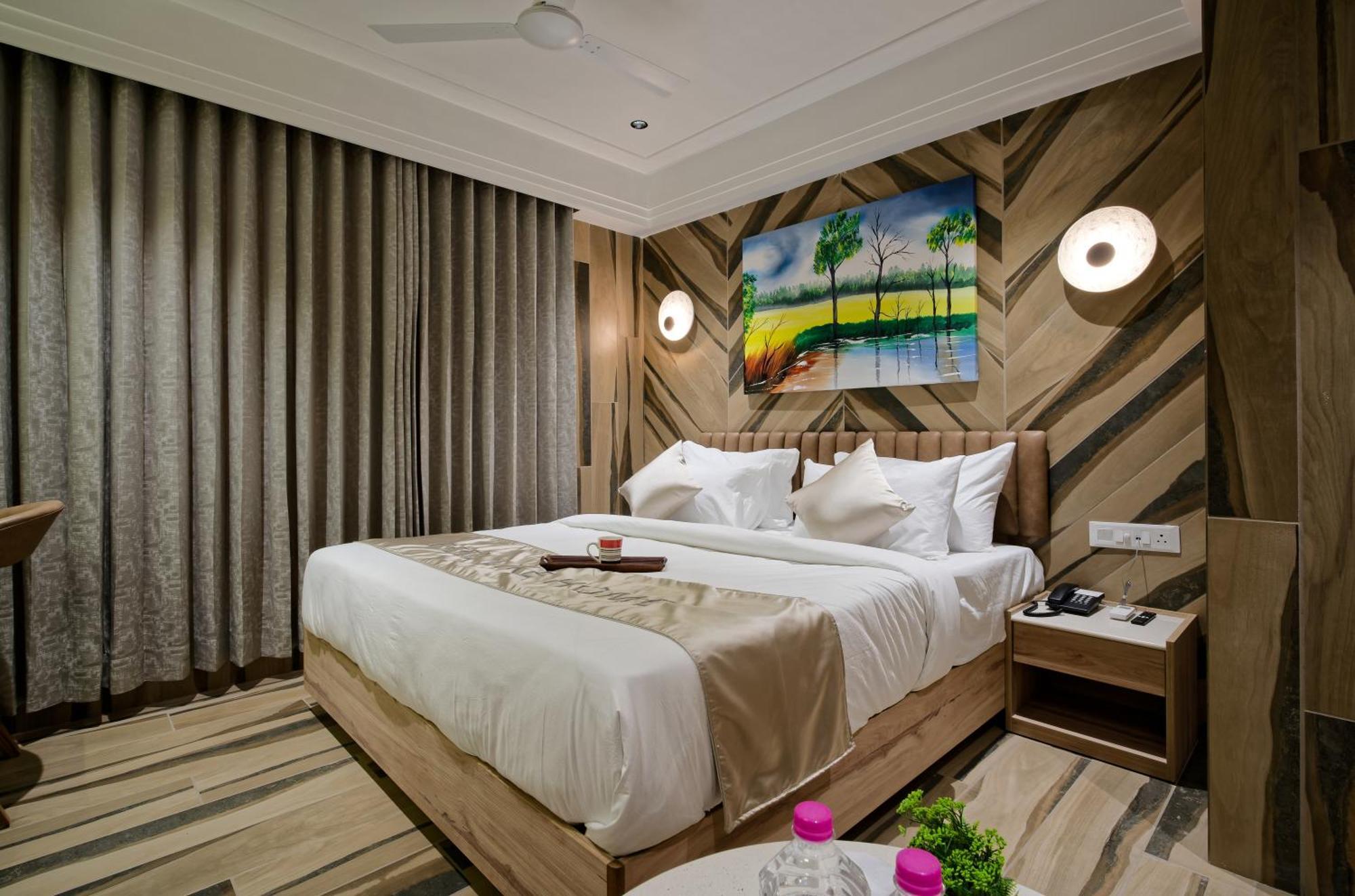 Golden Plaza Hotel Ахмедабад Екстериор снимка